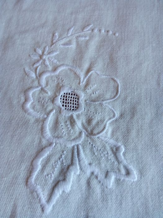 Toalha de Mesa em Linho e Crochê