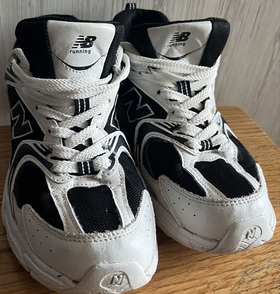 кросівки жіночі new balance  в гарному стані