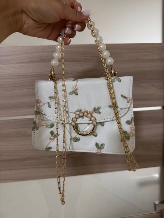 Ніжна біла сумочка