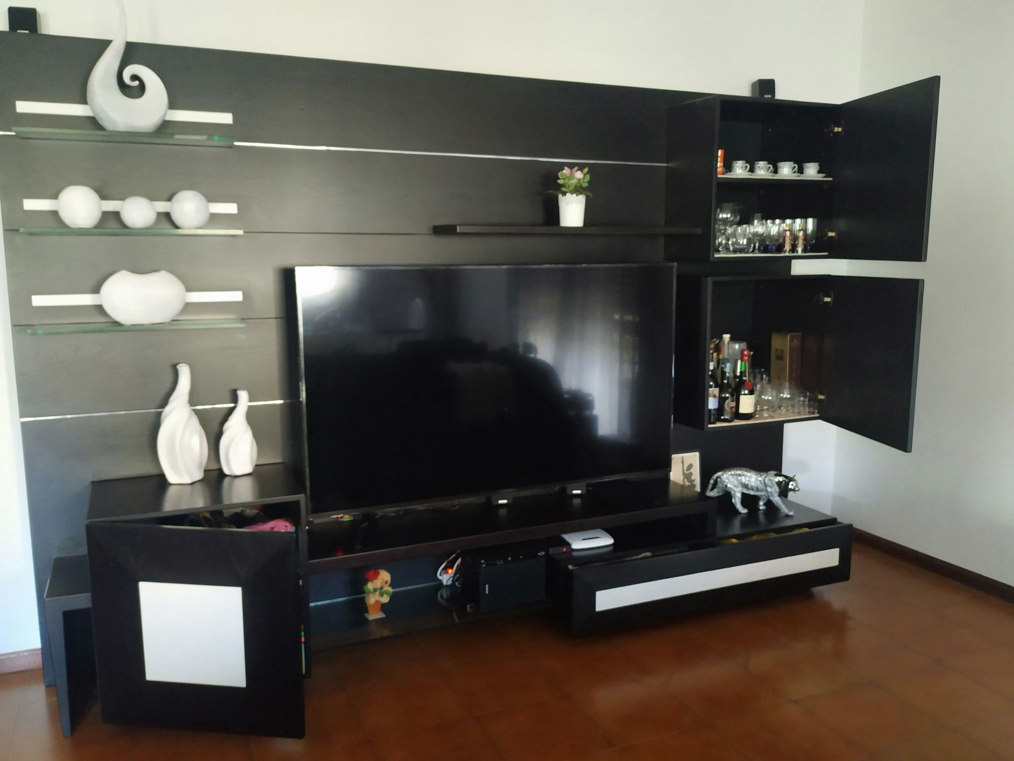 Móvel de sala Preto e Branco