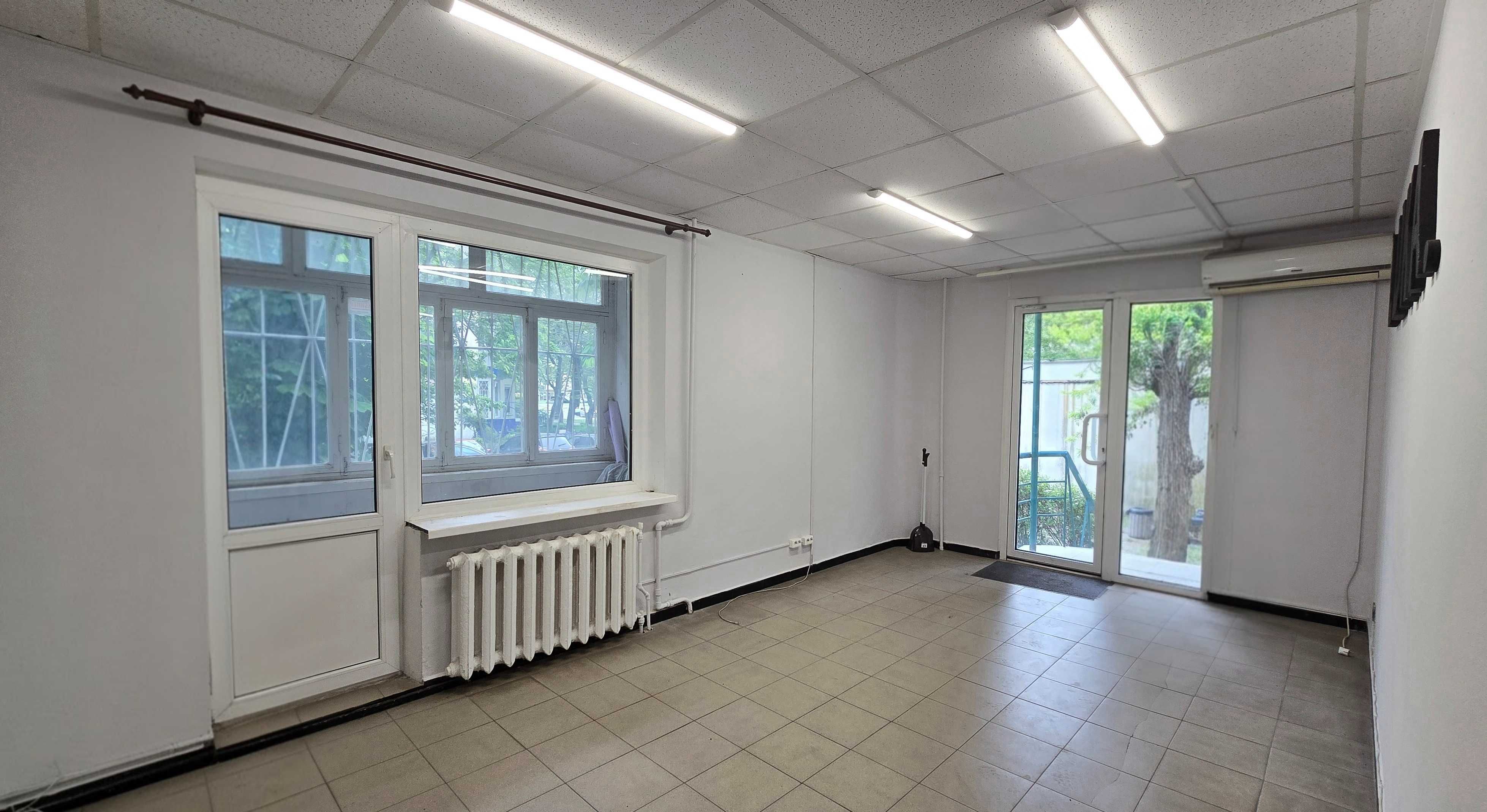 Продам нежилое помещение 52 м2, под офис, магазин, банк. Ак. Королева