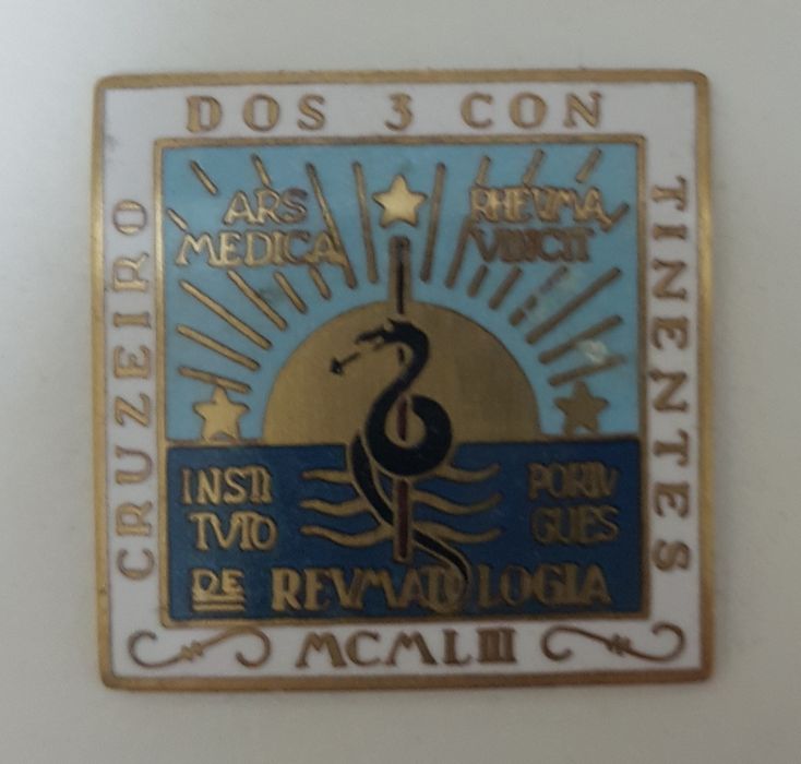 Crachas antigos em esmalte