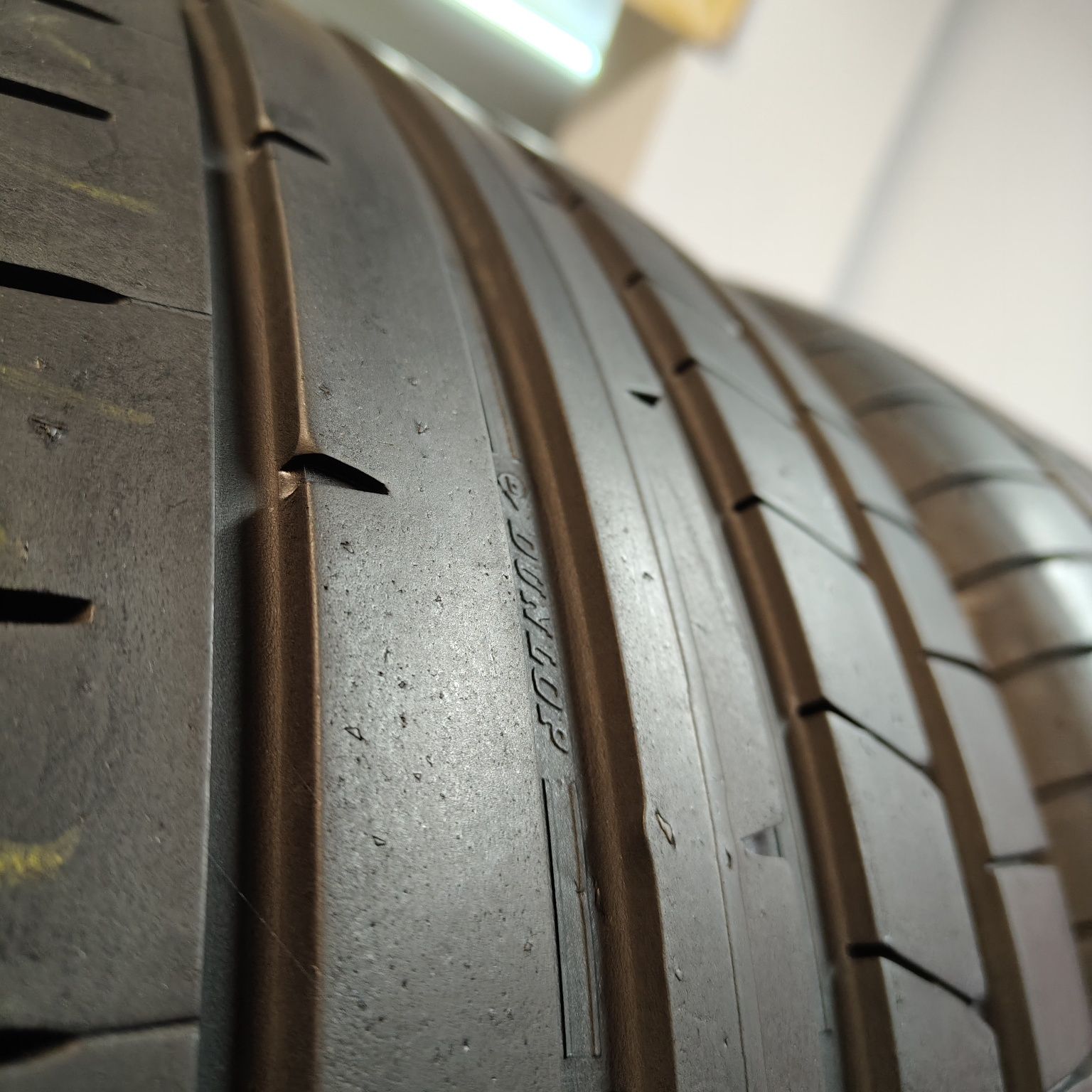 255/45/18 XL Sprzedam parę opon letnich Dunlop