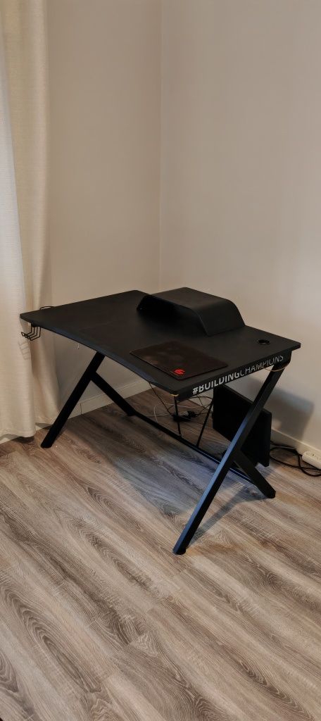 Mesa Gaming com stand de monitor e stand de headset