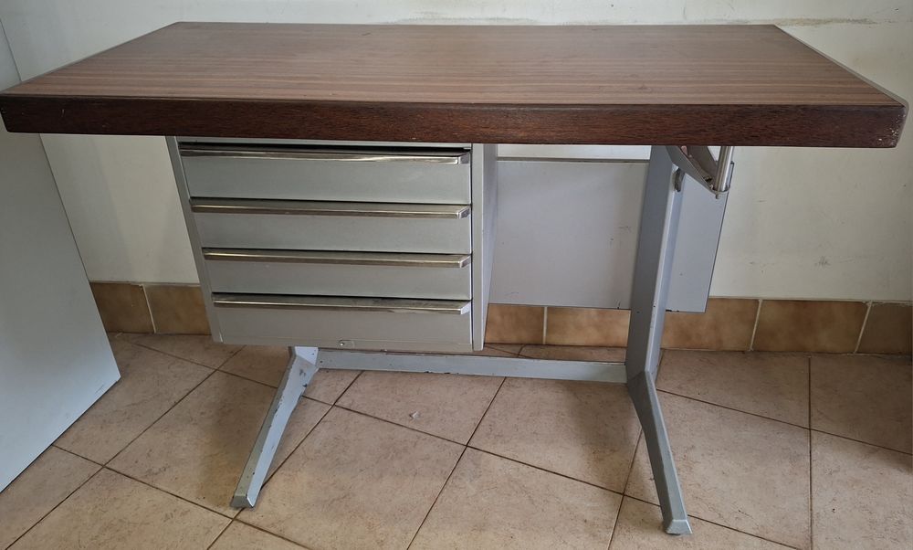 Secretária em metal e madeira - 1,10 m x 0,50 m x 0,82 m - Usada