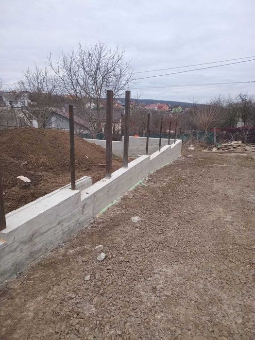 Бригада виконує будівельні роботи