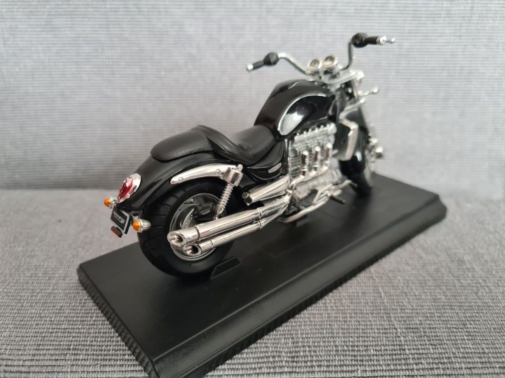 Model Triumph Rocket III