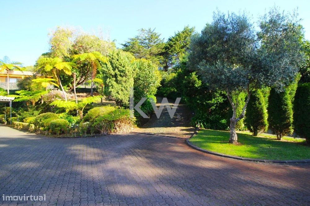 Excelente Propriedade 19.000m2 de Jardins, 665m2 Área Bruta, 9 suites,