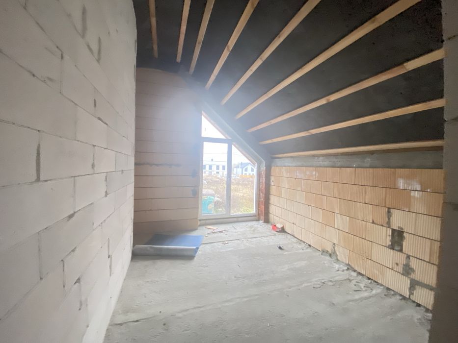 Двухповерховий будинок в спокійному районі!