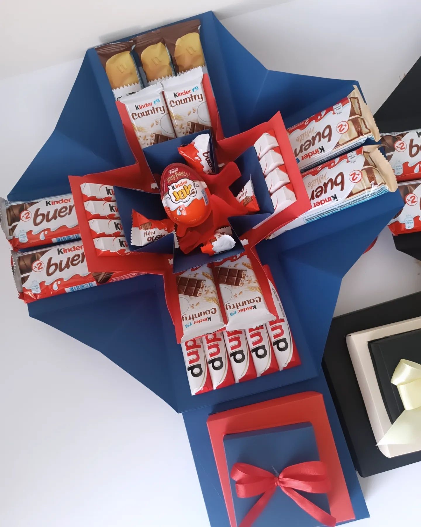 Box explosion Kinder słodycze
