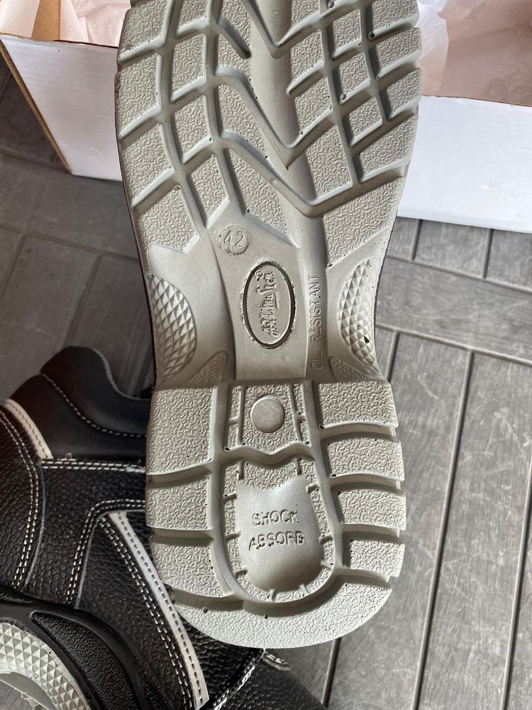 Sprzedam nowe buty robocze nr42