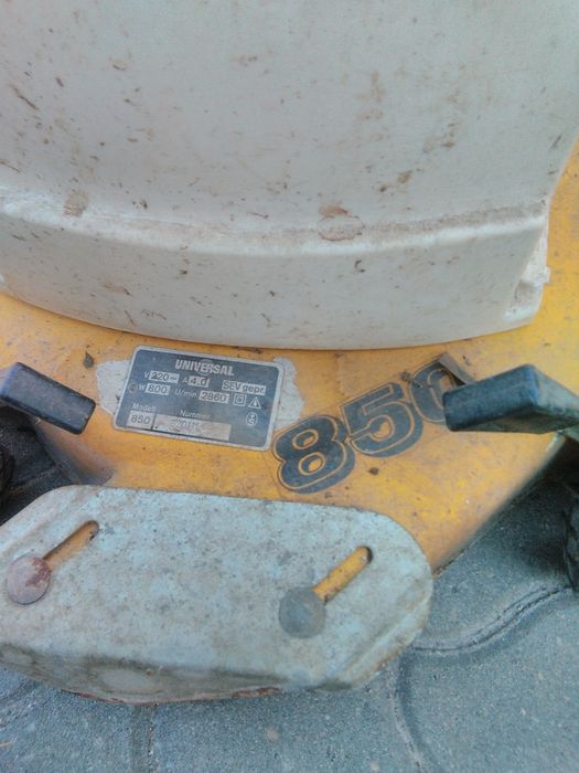 Máquina de cortar relva