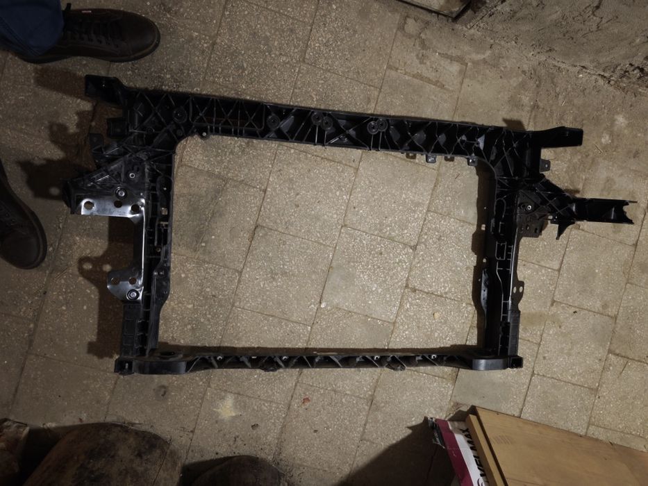 Панель радіаторів ( телевізор)  Кіа ніро гібрид  2021 рік Америка .