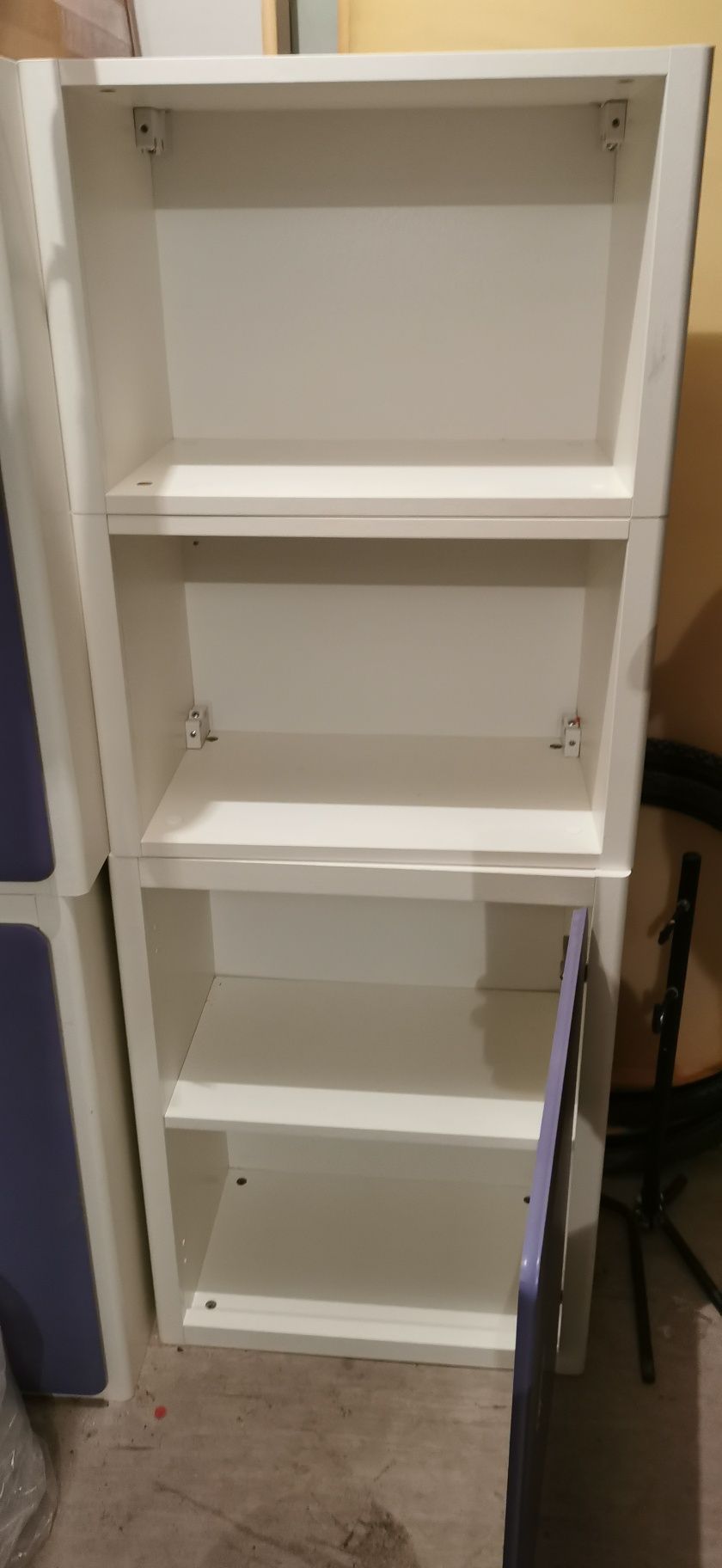 Meble dziecięce wiszące szafki i półki