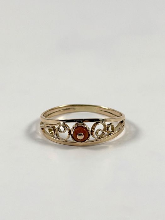 Złoty pierścionek z koralem rozmiar 22