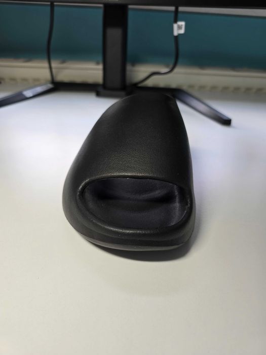 Nowe klapki Yeezy Slides style – czarne, rozmiar 44–45 (27–27,5 cm)