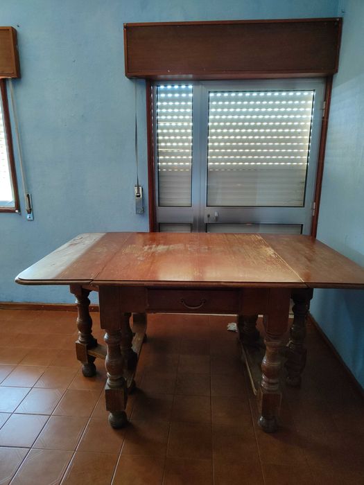 Mesa rectangular em madeira