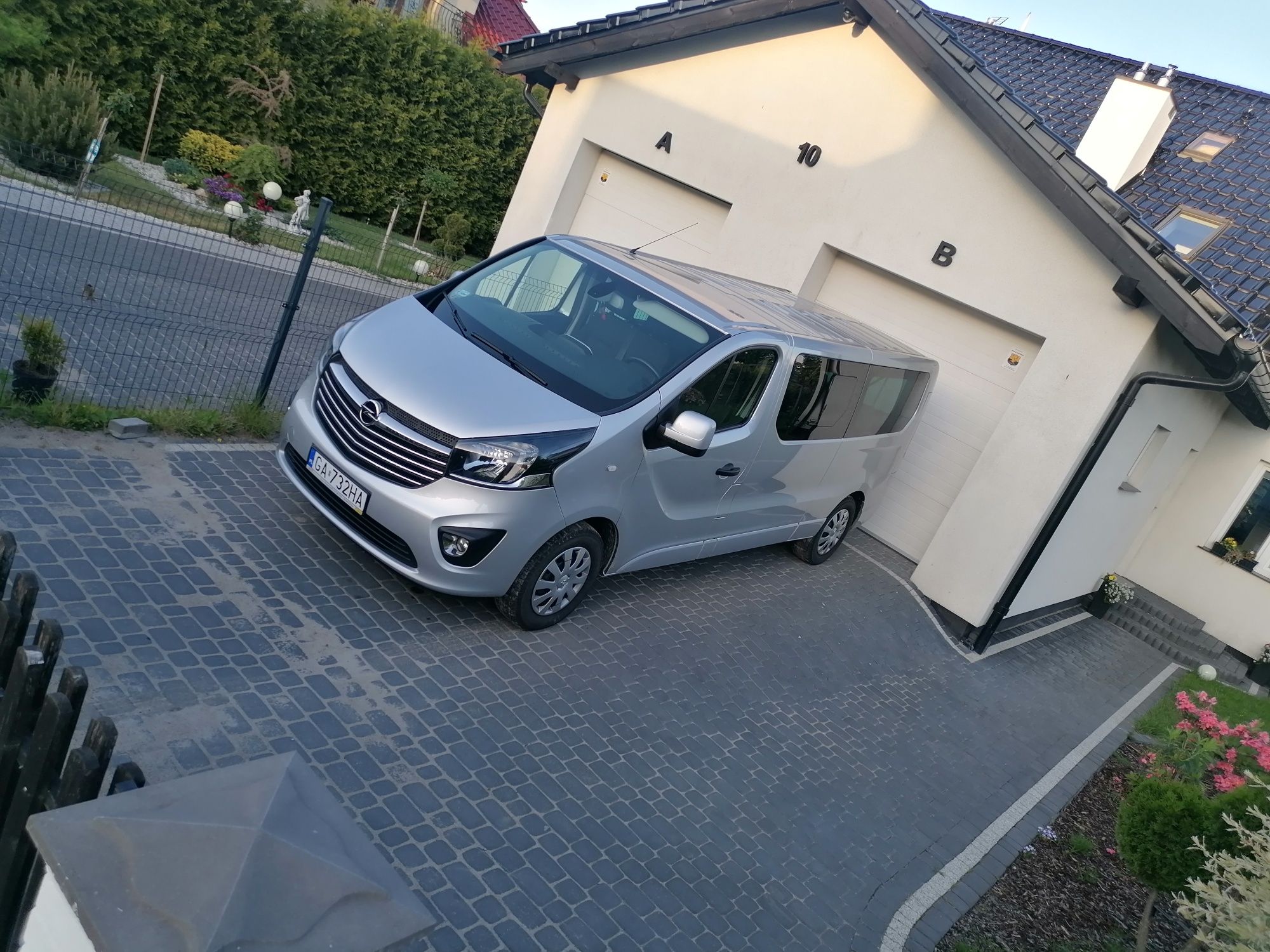 Wynajem wypożyczalnia bus 9 osób Opel Vivaro long