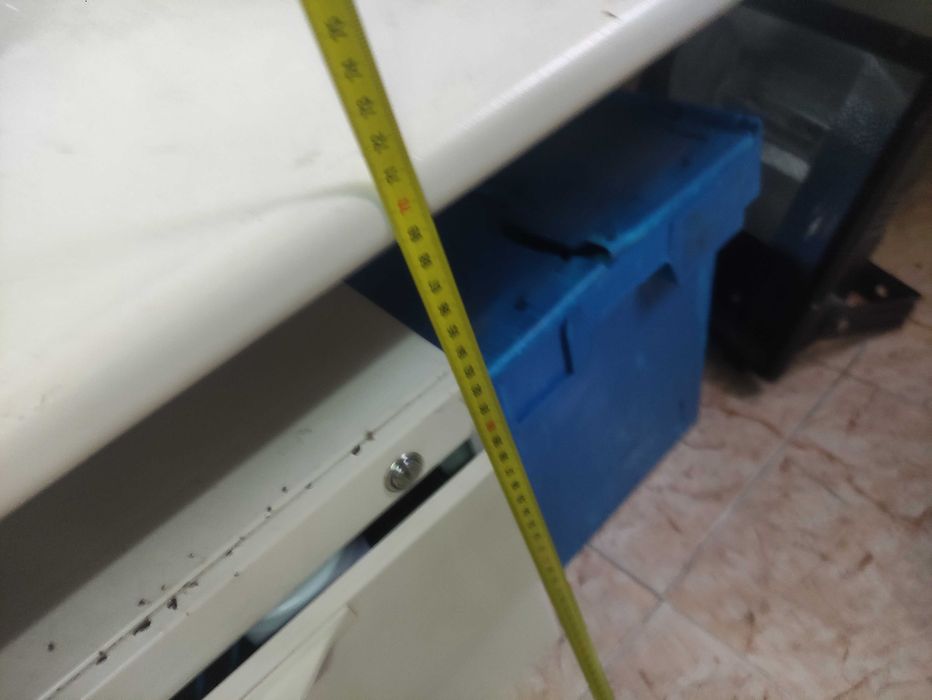 Mesa de escritório com quatro gavetas