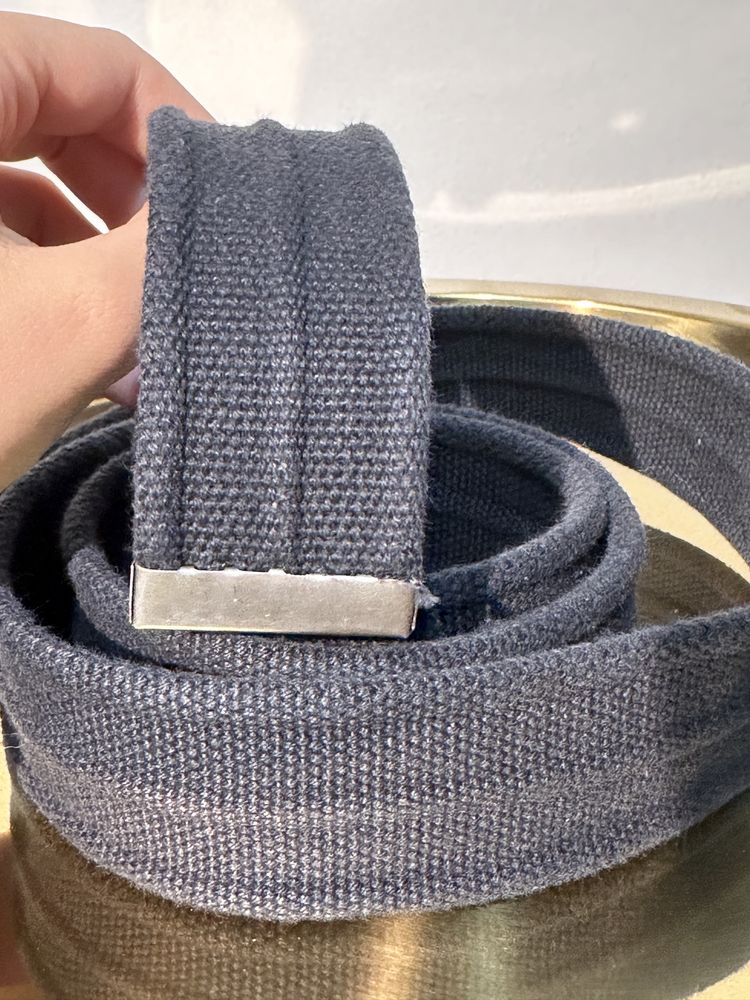Granatowy materiałowy pasek z metalową klamrą Decathlon