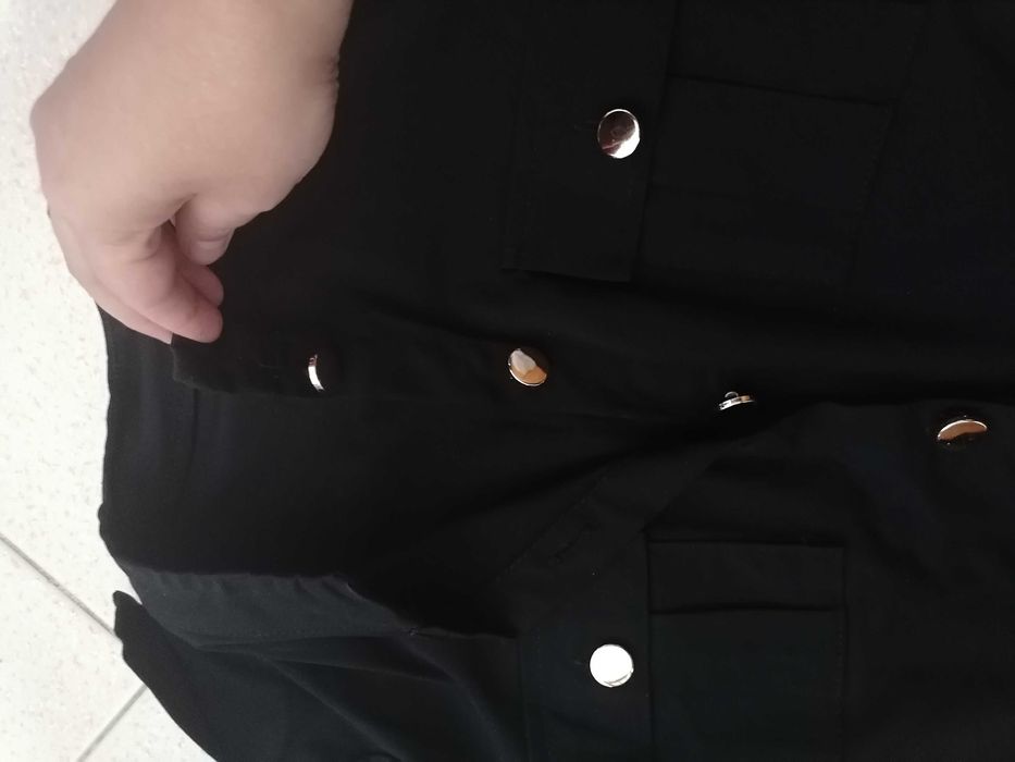 Vestido preto com botões dourados, novo