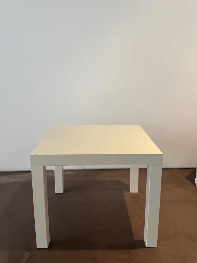 Mesa quadrada branca.