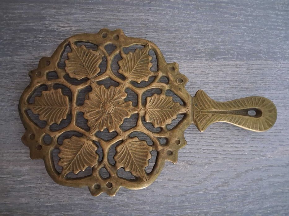 Mosiężna, ciężka podstawka, podkładka pod garnek.