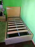 Cama singular em bom estado