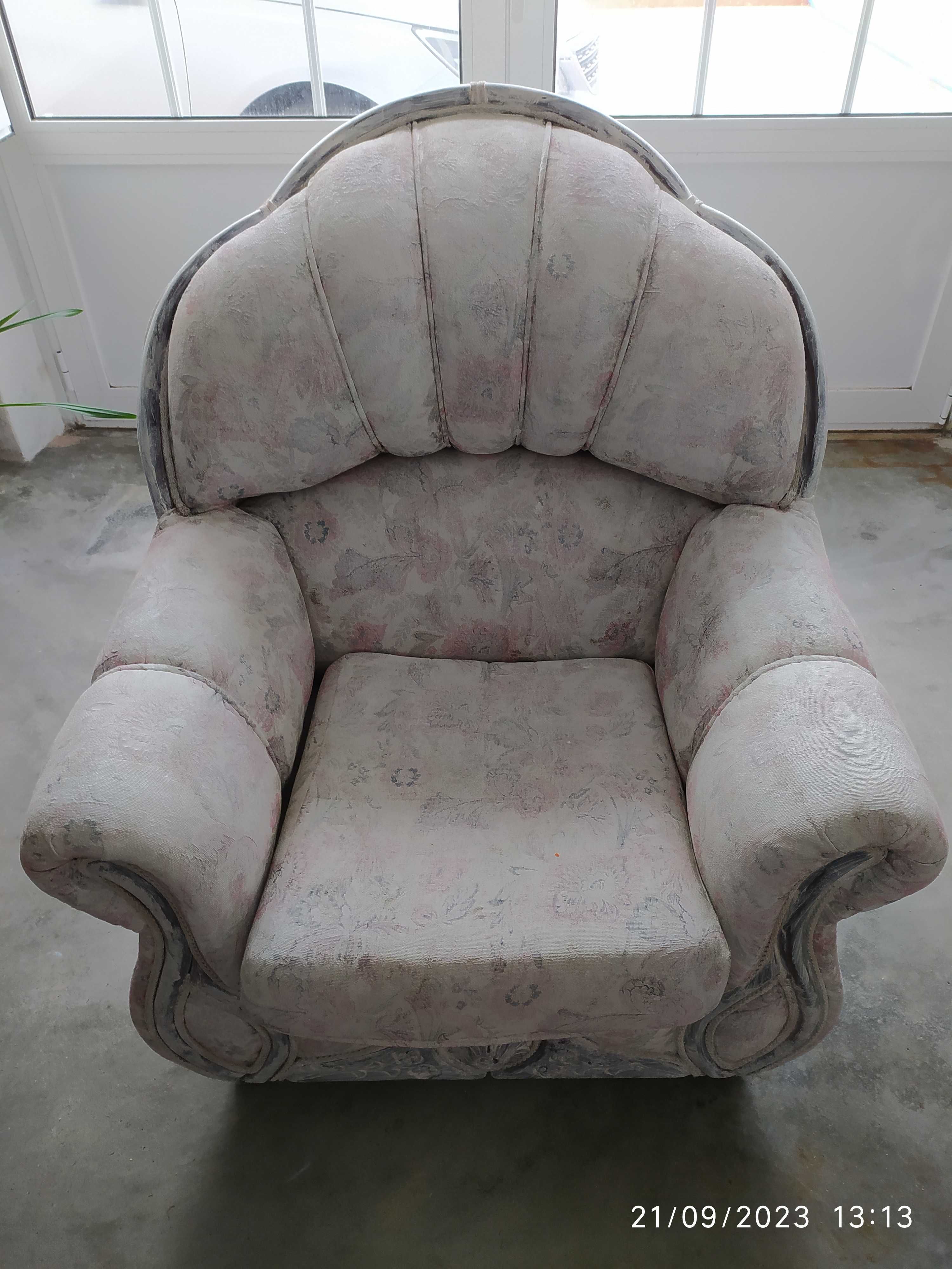 Vendo conjunto de sofá cama e duas poltronas