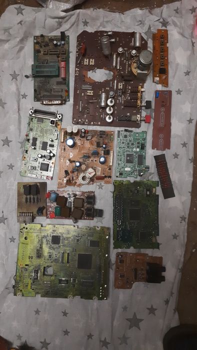 Плати з радіодеталями.