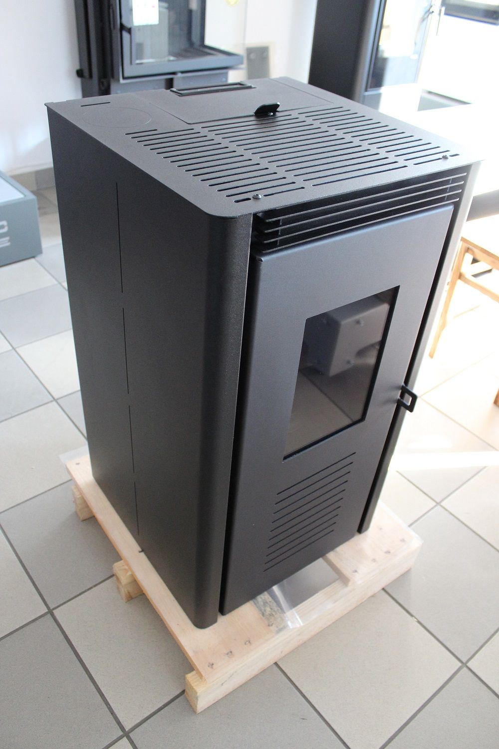 Mały cichy piecyk na pellet Nodo 4kW z nadmuchem