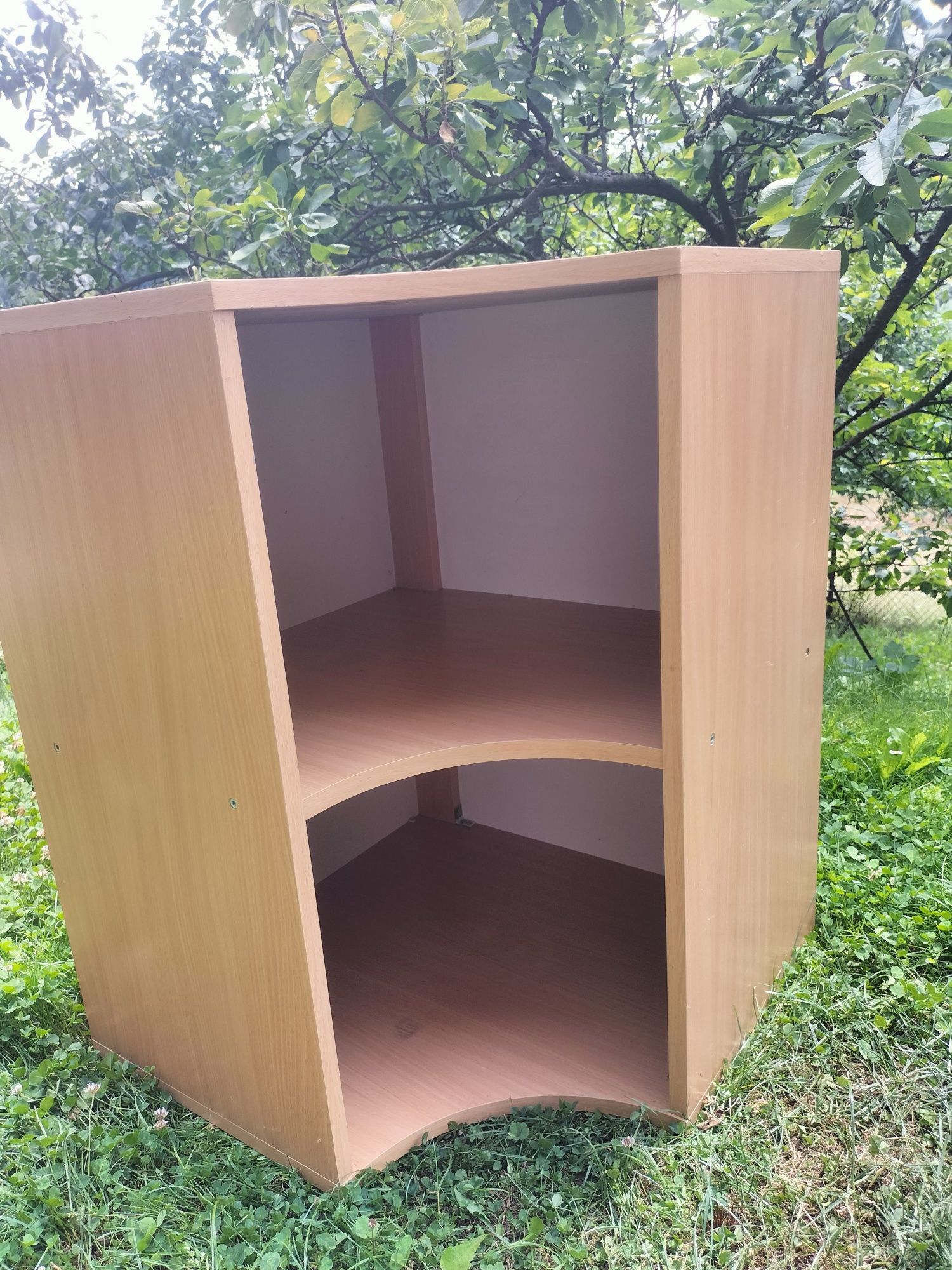 Szafka rogowa z polkami