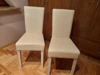 Dwa skórzane krzesla białe