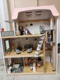 Domek dla lalek z figurkami i meblami