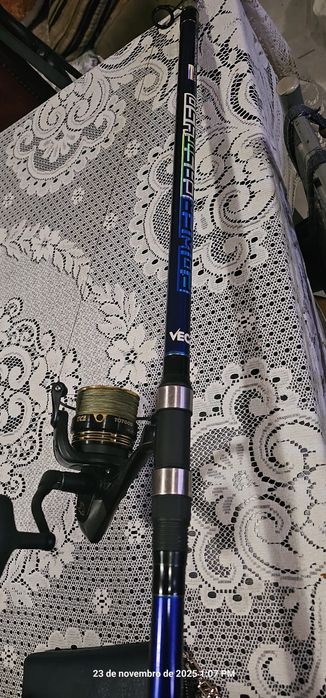 2 canas de pesca e um carreto