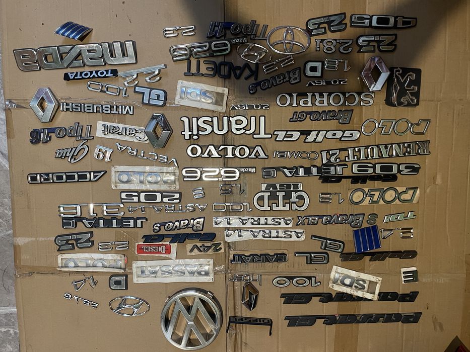 Emblemat znaczek logo różne marki oznaczenie naklejka marka auta