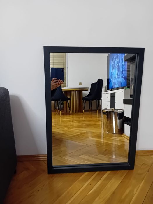 Lustro w czarnej ramie