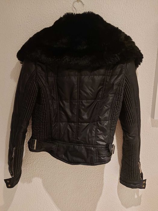 Blusão preto com gola de pêlo