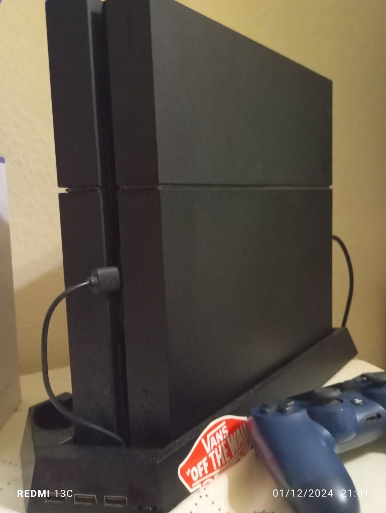 PlayStation 4 com comando