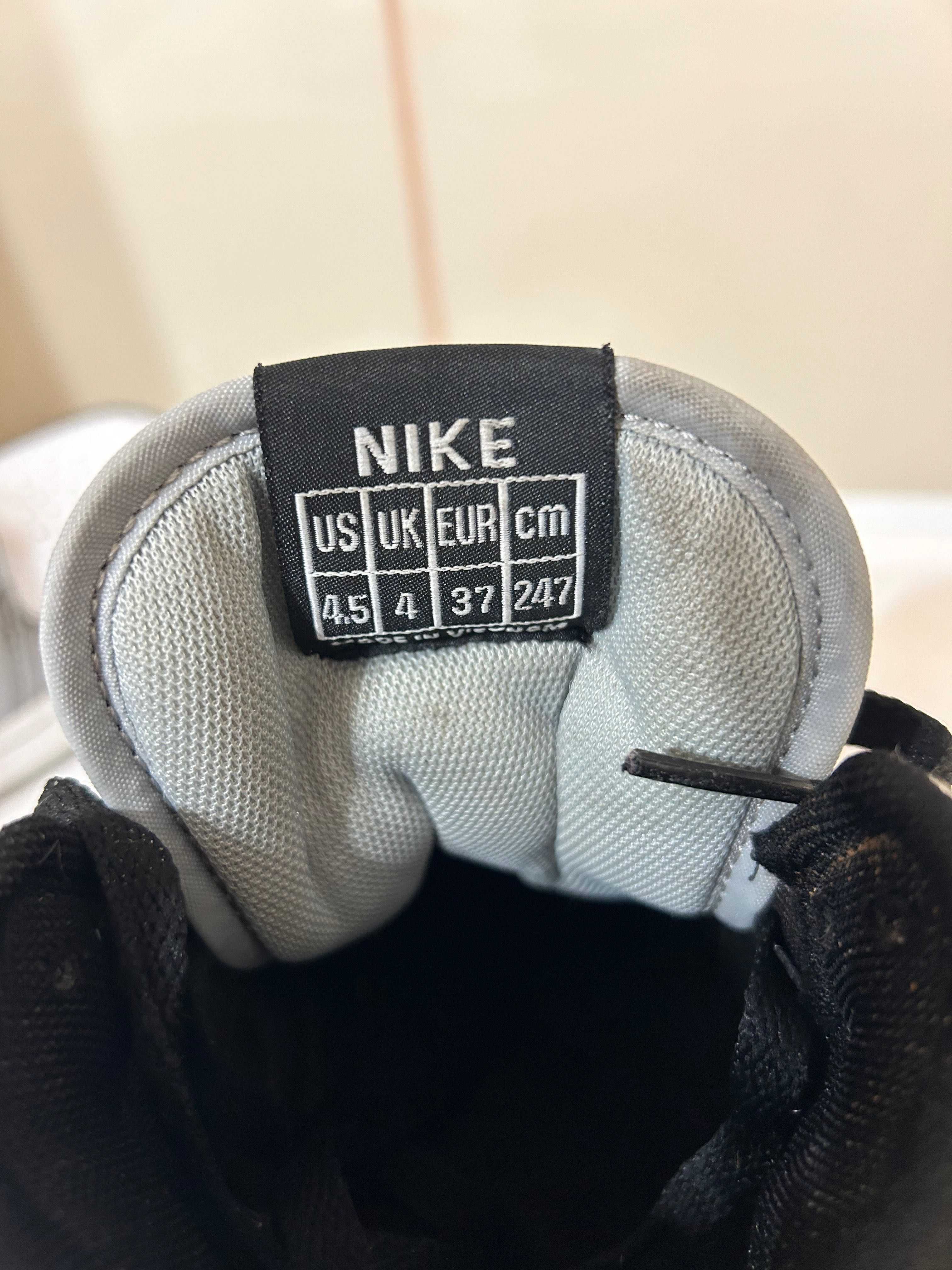 Кросівки Nike жіночі