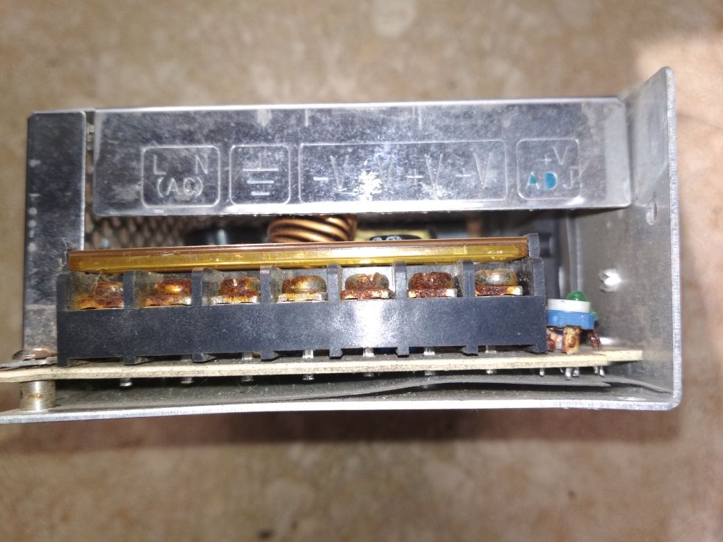 Блок питания с выходным напряжением 5V и 12V постоянного тока.