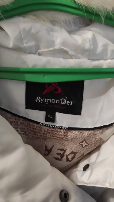 Білий пуховик жіночий