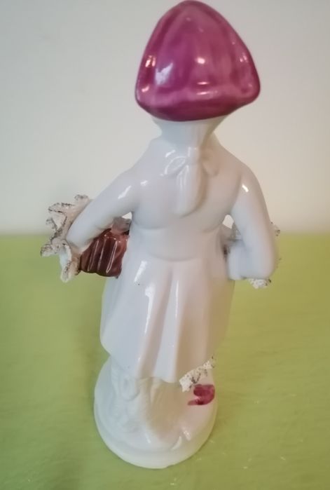 Estatueta Vitoriana de porcelana colonial.