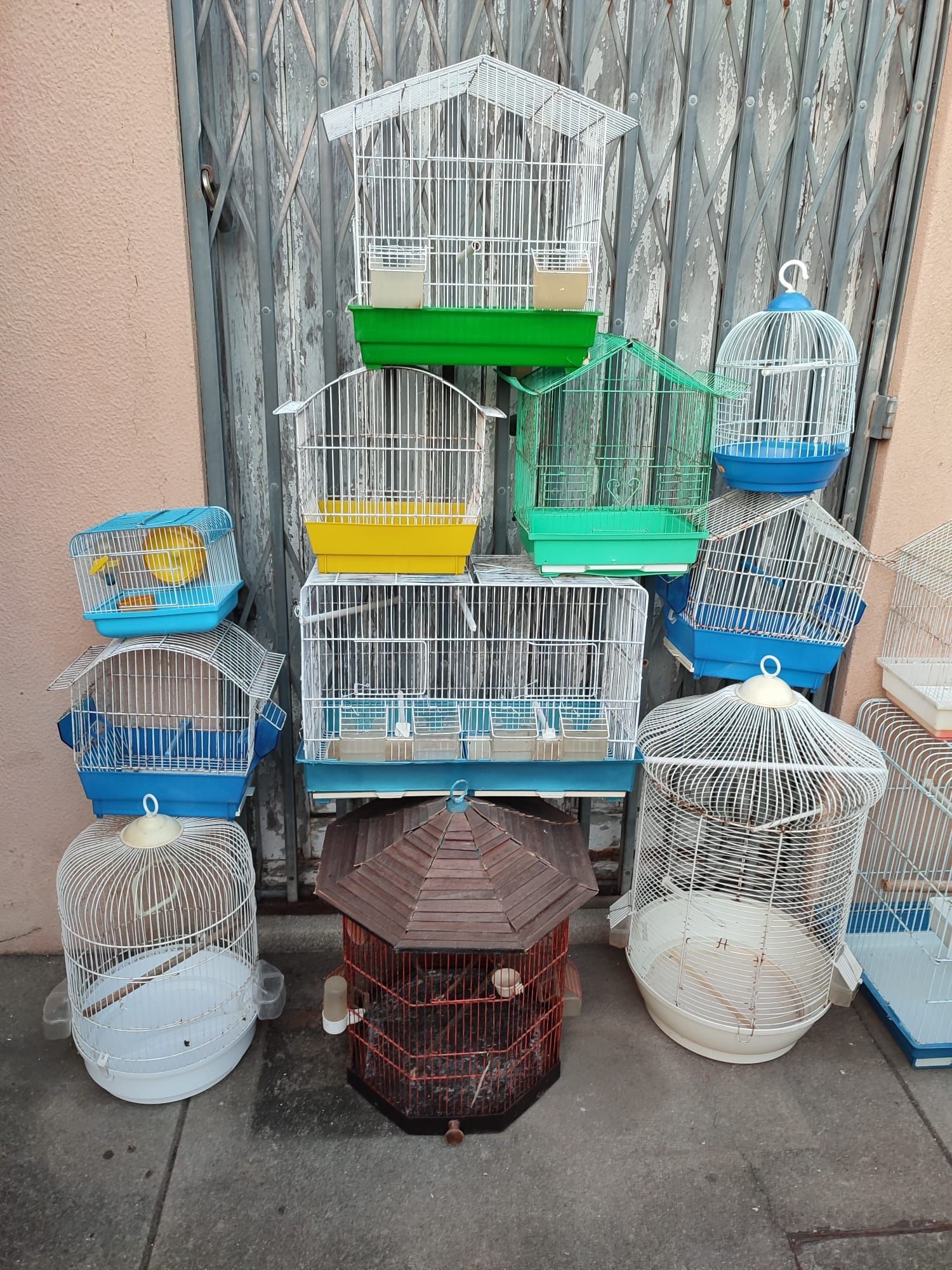 Troco e vendo gaiolas que tenho a mais por agapornis e caturras ou out