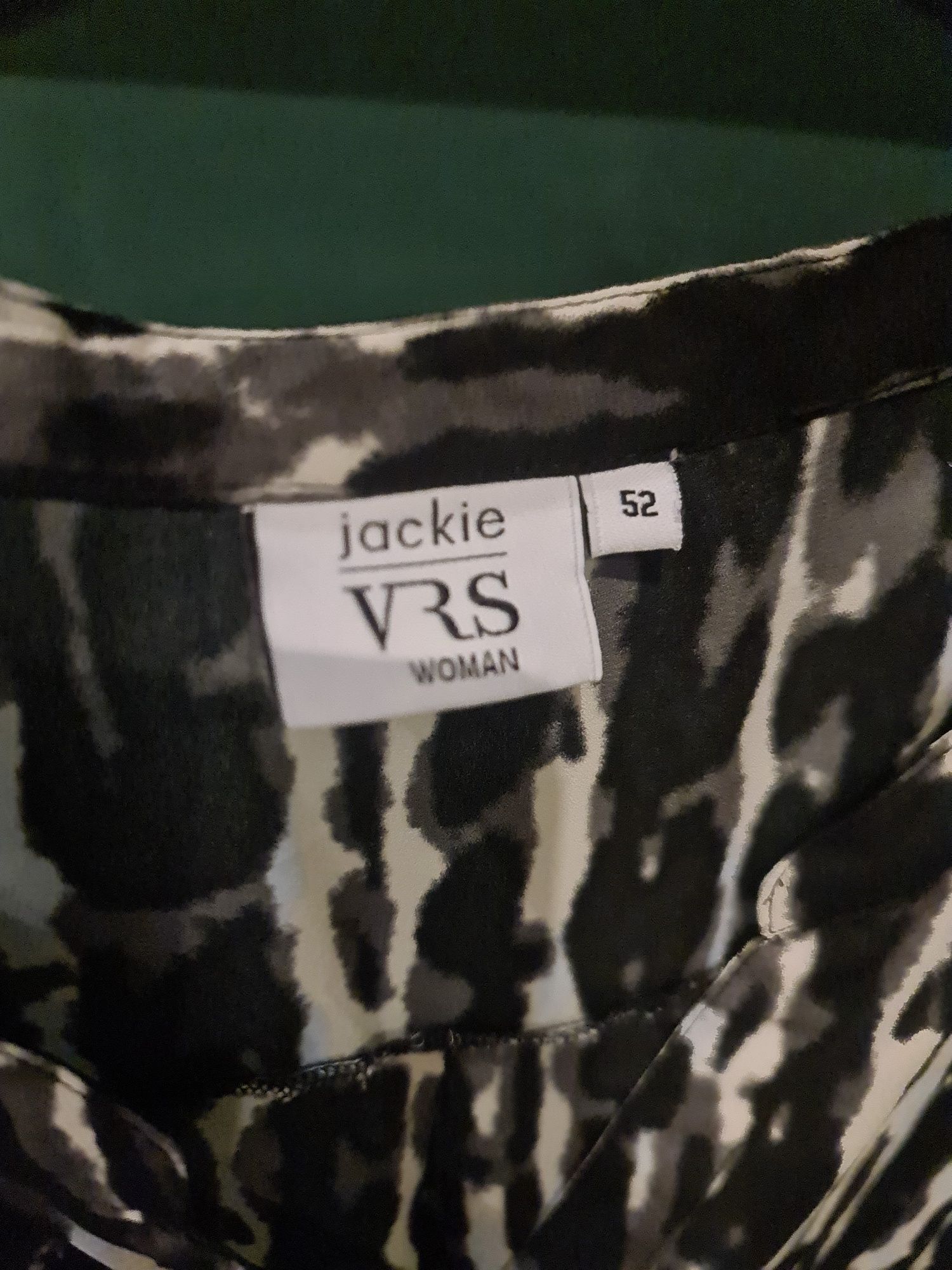 Uniwersalna bluzeczka r. 52 Jackie VRS dekolt na guziki bez rękawów