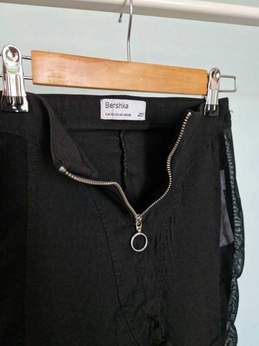 Czarne legginsy dopasowane spodnie siateczkowe dzwony Bershka