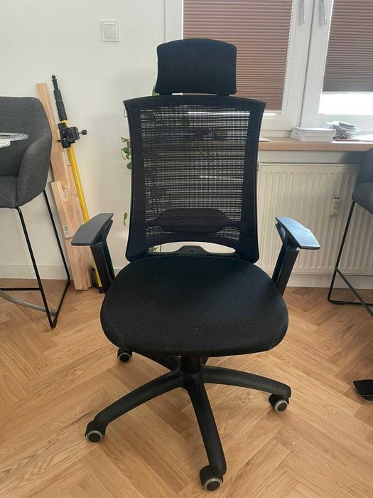 Fotel biurowy MITTO KB-8915A – wygodny, używany, kauczukowe kółka