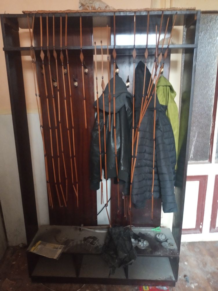 Вішалка в прихожу