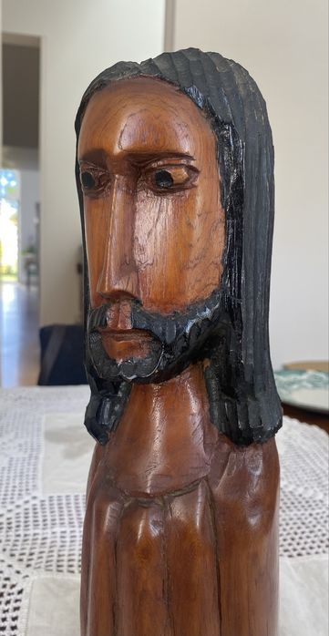 Escultura de Cristo em madeira — feita à mão