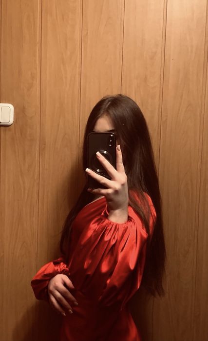 Червона атласна сукня